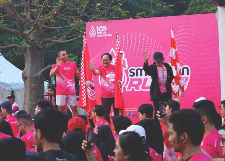 (ki-ka) Group Head Corporate Relation & Sustainability XLSMART, Reza Mirza bersama dengan Direktur & Chief Regulatory Office XLSMART, Merza Fachys melepas rombongan peserta lari 5,5K dalam acara SMARTFREN RUN 2025 di Plaza Timur GBK, Jakarta. Minggu. (ist)