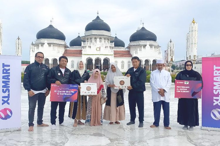 Director & Chief People Officer XLSMART, Jeremiah Ratadhi, (ke dua dari kiri) saat Penyerahan Wakaf Al-Quran yang dilaksanakan di halaman Masjid Raya Baiturrahman  Aceh, Jum’at.(ist)