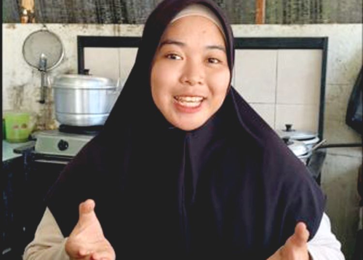 Yunisa, owner Kantin Makyun di Kecamatan Galing, Kalimantan Barat salah seorang mitra Bank Kalbar yang sukses dengan usahanya. (vid)