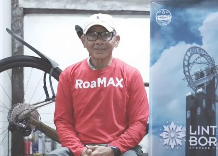 Agus Amir salah satu peserta Lintas Borneo Enduride berusia 65 tahun dari kota Bontang Kalimantan Timur yang dikenal dengan sebutan The Lansia merasa bangga atas dukungan Telkomsel melalui Telkomsel RoaMAX. (ist)