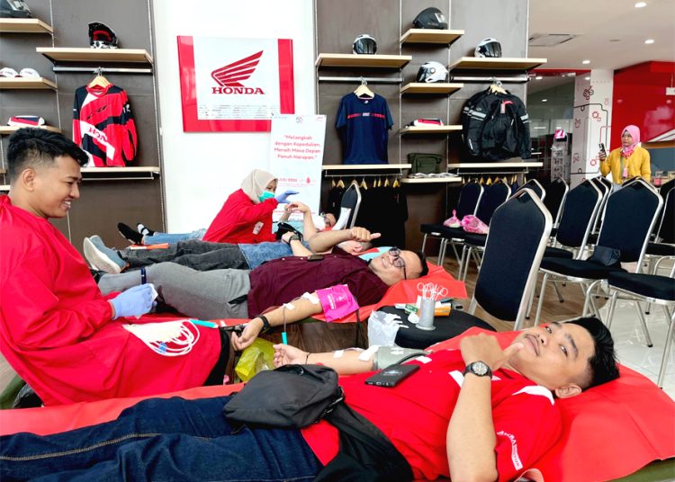 Aksi sosial Astra Motor Kalbar dalam merayakan HUT ke 55, di antaranya dengan menggelar kegiatan donor darah. (ist)