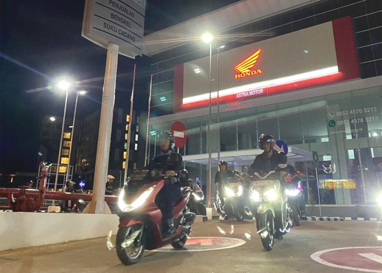 Asmo Kalbar melakukan kegiatan Nocturnal Riding yang diikuti pengguna motor Honda PCX, Vario dan ADV. (ist)