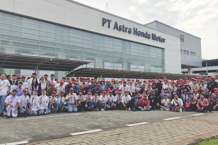 Asmo Kalbar ajak generasi muda mengikuti ajang Kompetisi Safety Riding Camp dengan mengirimkan perwakilan dari SMKN 7 Terpadu Pontianak.(ist)