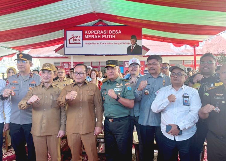 Kepala Perwakilan BPKP Provinsi Kalimantan Barat Rudy M Harahap saat mengikuti peluncuran KDMP bersama Gubernur Kalimantan Barat Ria Norsan, Wakil Gubernur Kalimantan Barat Krisantus Kurniawan, Bupati Kubu Raya Sujiwo, dan Wakil Bupati kubu Raya Sukiryanto, Senin.(ist)
