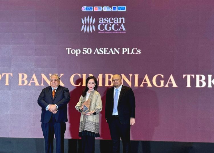 Direktur Compliance, Corporate Affairs & Legal CIMB Niaga Fransiska Oei (tengah) bersama Chair ASEAN Capital Markets Forum (ACMF) YBhg. Dato' Mohammad Faiz Azmi (kiri) dan CEO Minority Shareholders Watch Group (MSWG) Dr. Ismet Yusoff (kanan) saat penyerahan penghargaan Top 50 ASEAN Public Listed Companies dan Top 1 Indonesia PLCs untuk CIMB Niaga pada acara ASEAN Corporate Governance Conference and Awards 2025 di Kuala Lumpur, Malaysia, Kamis.(ist)