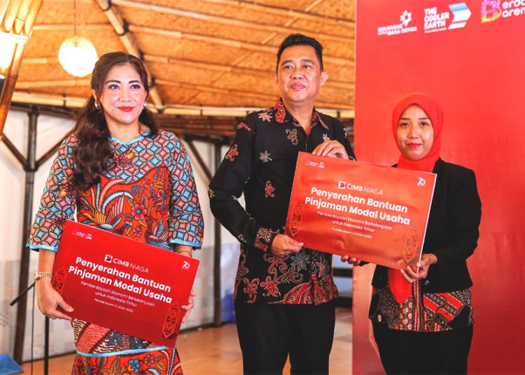 Branch Area Head Kalimantan Region Area VII CIMB Niaga Heny Susetyorini (kiri) bersama Kepala Dinas Sosial Kota Balikpapan Edy Gunawan (tengah) saat penyerahan bantuan pinjaman modal usaha kepada perwakilan dari 50 UMKM yang lulus Program Community Link #JadiBerkelanjutan Musim Ketiga di Balikpapan, Kamis. (ist)