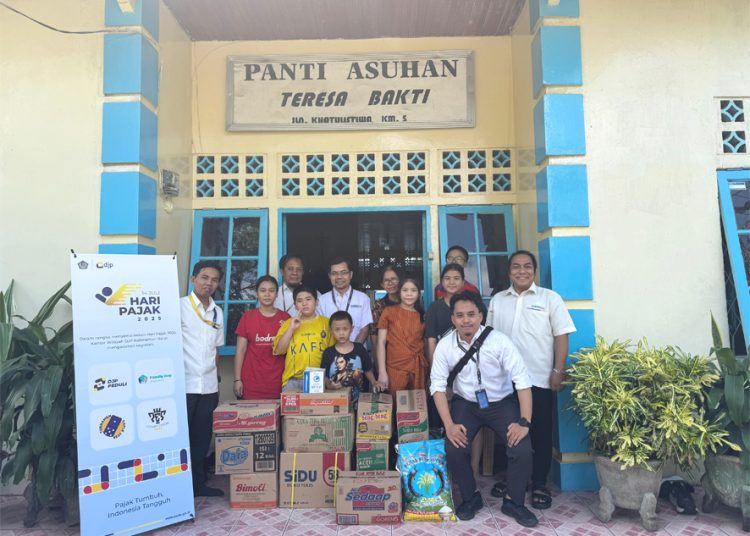 Kanwil DJP Kalimantan Barat menunjukkan komitmennya terhadap masyarakat dengan memberikan santunan berupa paket sembako. (ist)
