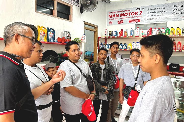 Ketua Yayasan Astra Honda Motor (Yayasan AHM) Ahmad Muhibbuddin (kiri) bersama para pegiat UMKM bengkel binaan Yayasan AHM yang tergabung dalam Astra Honda Youthpreneureship Program (AHYPP) sedang melakukan benchmark ke bengkel AHYPP Man Motor Yogyakarta. (ist)