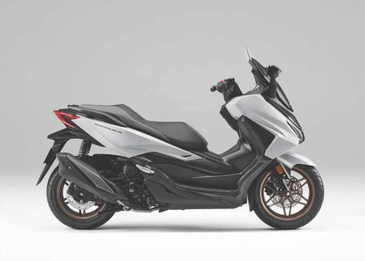 Honda Forza tampil semakin berkelas berkat hadirnya panel meter TFT 5 inci, tambahan lampu bagasi, dan bekal pilihan warna baru. Karakter ekslusifnya kini semakin tegas untuk memberikan perjalanan penuh kebanggaan para pecinta skutik premium di Indonesia.(ist)