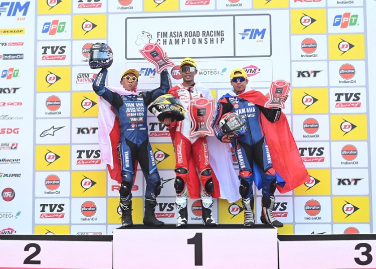 Pebalap binaan AHM M. Adenanta Putra (tengah) meraih podium pertama pada race dua kelas Supersport600 di ajang Asia Road Racing Champhionship (ARRC) seri ketiga di Motegi Mobility Resort, Jepang.(ist)
