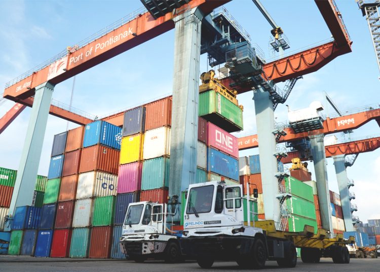 PT Pelindo (Persero) Regional 2 Pontianak mencatatkan kinerja menggembirakan pada Semester I tahun 2025. Arus peti kemas di Pelabuhan Dwikora tercatat mengalami pertumbuhan sebesar 7 persen secara year-on-year, dari 124.953 TEUs pada Semester I/2024 menjadi 133.164 TEUs di Semester I/2025. (ist)