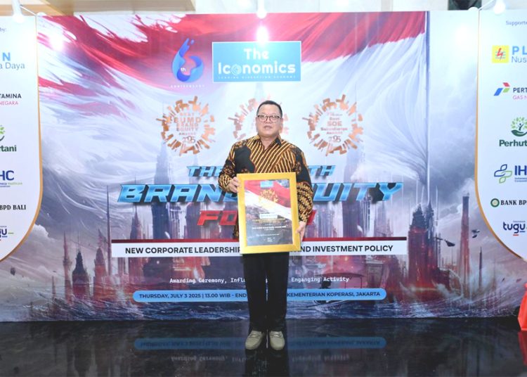 Direktur Utama Bank Kalbar, Rokidi menerima penghargaan BUMD Brand Equity Award 2025 dalam ajang bergengsi yang digelar bersamaan dengan kegiatan BUMD Brand Equity Awards 2025 dan BUMN Brand Equity Forum 2025 di Jakarta, Kamis 3 Juli 2025. (ist)