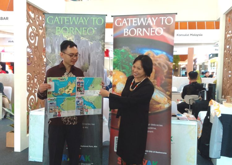 Direktur Pemasaran (ASEAN & Domestik) Sarawak Tourism Board, Barbara Benjamin Atan (kanan) memperkenalkan destinasi wisata unggulan Sarawak dalam ajang Sarawak Travel Fair 2025 yang digelar di Pontianak selama tiga hari. (mb)