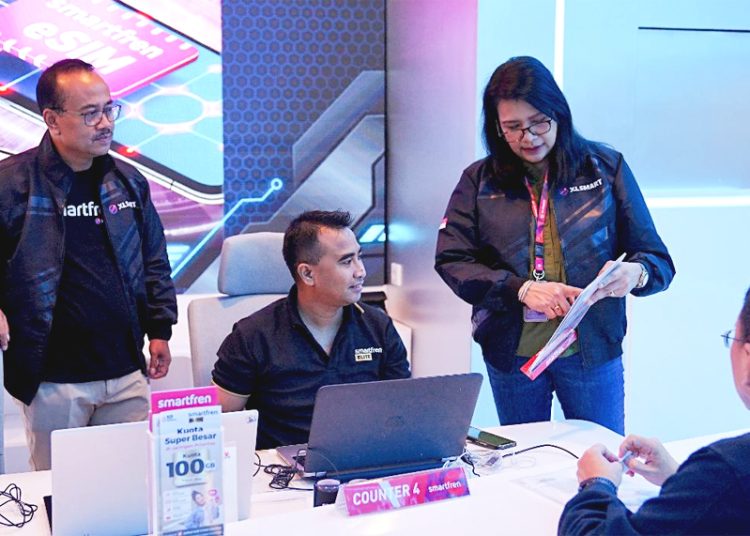 Chief Marketing Smartfren Officer XLSMART, Sukaca Purwokardjono (kiri), petugas Customer Care Galeri Smartfren (tengah) bersama Head Customer Succes XLSMART, Rochelle Camasosa (kanan) memberikan pelayanan kepada pelanggan di Galeri Smartfren.(ist)