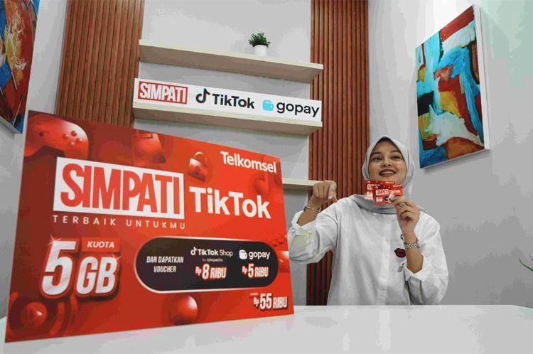SIMPATI TikTok, kartu perdana edisi khusus yang menjadi langkah awal sinergi tiga ekosistem digital terbesar di Indonesia untuk menghadirkan power of connectivity – konektivitas unggul yang mendorong kreativitas masyarakat, kreator, dan pelaku UMKM guna membuka lebih banyak peluang ekonomi di seluruh Nusantara. (ist)