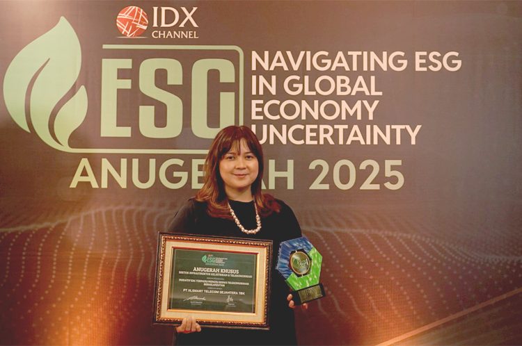 Head Sustainability XLSMART, Ratu Maulia Omaya menerima penghargaan yang diraih XLSMART untuk Kategori Infrastruktur Kelistrikan dan Telekomunikasi di ajang IDX Channel Anugerah ESG 2025. (ist)