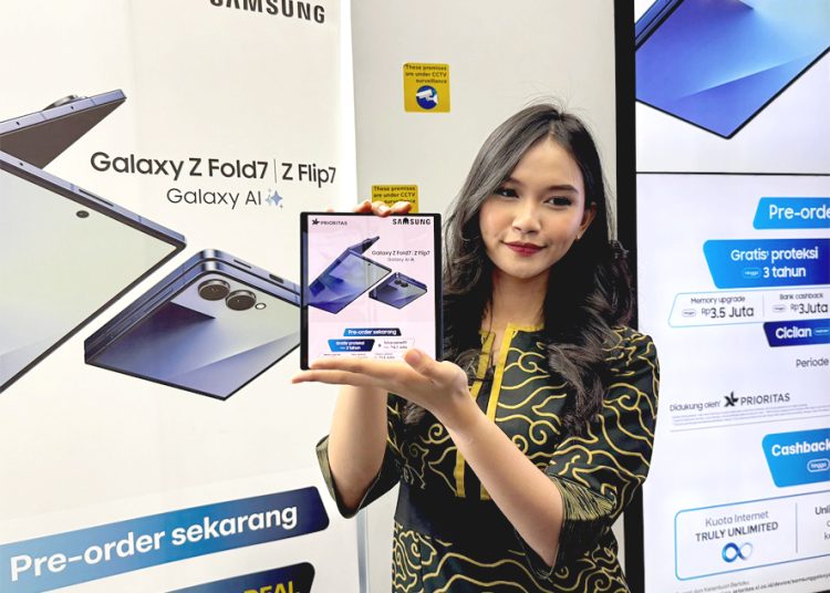 Customer service XLSMART pada Launching Bersama Exclusive Bundling  Samsung Galaxy Z Series dan myPRIO DEAL XL PRIORITAS yang digelar di XL Center, XLSMART Tower, Jakarta, Jumat. (ist)