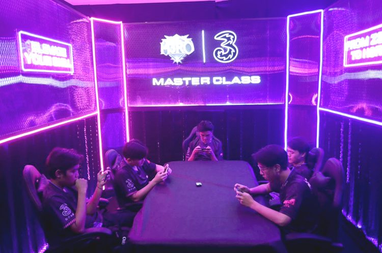 Tri menegaskan komitmennya dalam mendukung ekosistem Esports di Indonesia dengan menghadirkan H3RO 6.0 bertema From Zero to H3RO - Rise of Rookies. Program tahunan ini menjadi one-stop solution platform bagi para gamer muda untuk berkembang dari level amatir menjadi atlet profesional melalui pembinaan, pelatihan, hingga kesempatan berlaga di kancah internasional.(ist)