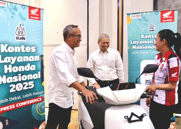 GM Corporate Communication AHM Ahmad Muhibbuddin (kiri) dan GM HC3 AHM Antok Yuniarso (tengah) berinteraksi hangat dengan peserta Kontes Layanan Honda Nasional (KLHN) 2025.(ist)