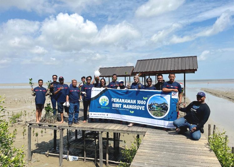 Astra Motor Kalimantan Barat melakukan aksi kepedulian terhadap pelestarian lingkungan pesisir dan mitigasi perubahan iklim dengan menanam pohon mangrove di Mempawah Mangrove Park, Kecamatan Mempawah Hilir, Kabupaten Mempawah, Kalimantan Barat.(ist)