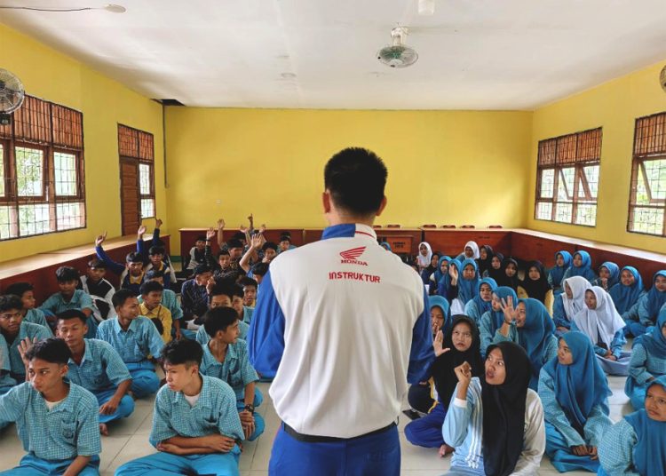 Asmo Kalbar melakukan Kegiatan edukasi safety riding di SMAN 2 Sungai Kakap, Kabupaten Kubu Raya, Kalbar. (ist)