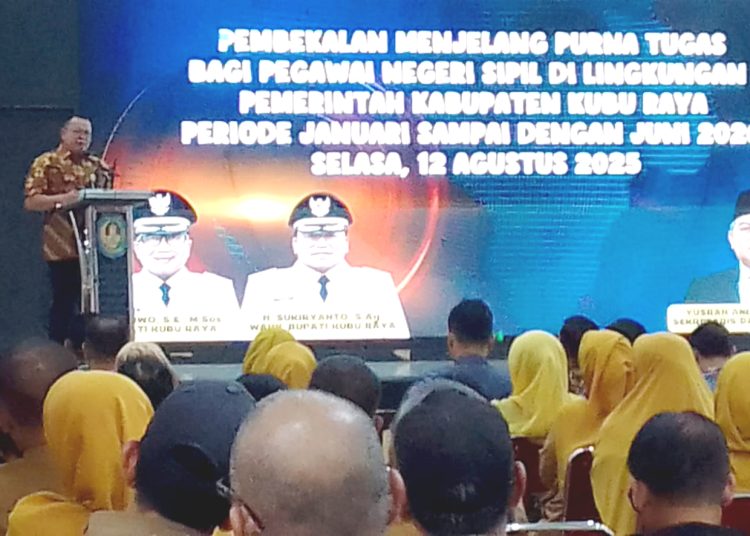 Dirut Bank Kalbar Rokidi memberikan sambutan Pembekalan ASN di lingkungan Pemerintah Kabupaten Kubu Raya, Kalbar, Selasa. (mb)