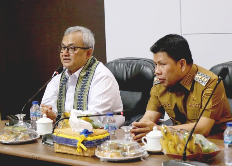 Kepala Perwakilan BPKP Provinsi Kalimantan Barat, Rudy M. Harahap dan Bupati Sambas Satono dalam kunjungan kerja ke Kabupaten Sambas, Senin. (ist)