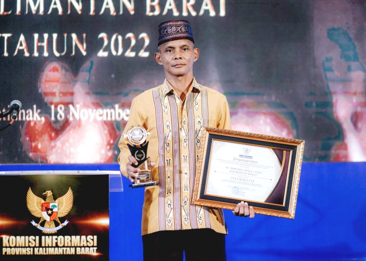 Wahyu Cundrik Pamungkas, Direktur Teknik dan Pemasaran Perumda Kalbar periode 2019-2023 ketika memperoleh penghargaan. (dok)