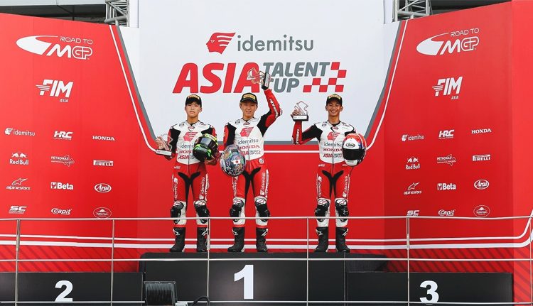 Pebalap binaan PT Astra Honda Motor (AHM) Badly Ayatullah (kanan) berhasil meraih podium ketiga pada race pertama dan race kedua di ajang Idemitsu Asia Talent Cup (IATC) 2025 seri ketiga di Sepang International Circuit, Minggu. (ist)