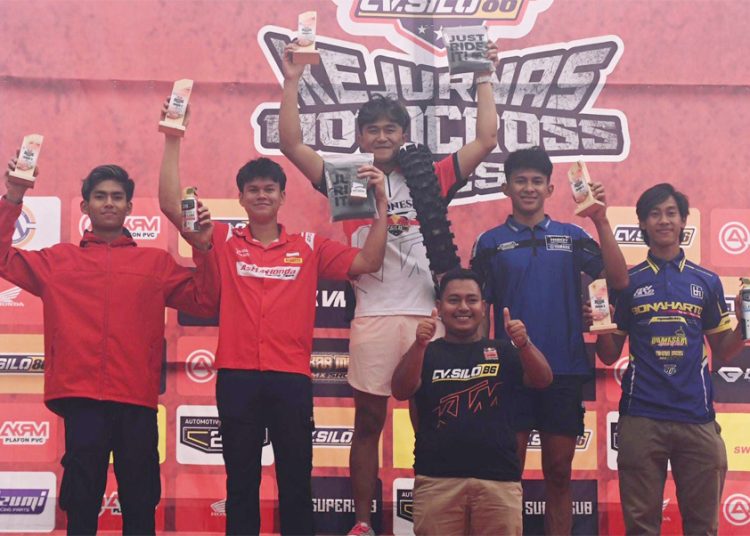 Crosser muda Astra Honda Racing Team (AHRT), Arsenio Algifari menunjukkan performa konsisten dengan meraih double podium pada seri kelima Kejurnas Motocross Indonesia 2025 kelas MX2. (ist)