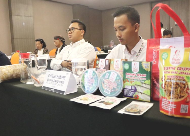 Ketua Yayasan AHM, Ahmad Muhibbuddin (kedua dari kiri), bersama CSR Manager AHM, Catur Sri Wulandari, berfoto bersama pelaku UMKM binaan dalam kegiatan Boothcamp UMKM Satu Hati di Purwakarta, Jawa Barat.(ist)