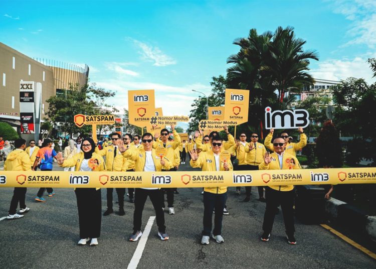 Parade IM3 SATSPAM (Satuan Anti Scam dan Spam) di sepanjang area Jalan Ahmad Yani Pontianak bersama ratusan pasukan kuning. (ist)