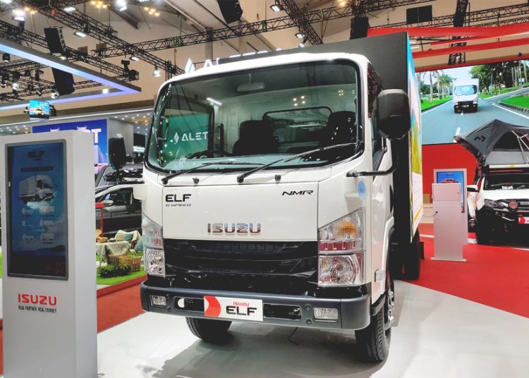PT Isuzu Astra Motor Indonesia (IAMI) menghadirkan program spesial purna jual “Yang Panjaaaang, Bikin Tenang” untuk konsumen yang melakukan pembelian Isuzu ELF NMR di Kalimantan demi memastikan kondisinya selalu prima dan optimal di jalanan. (dok)