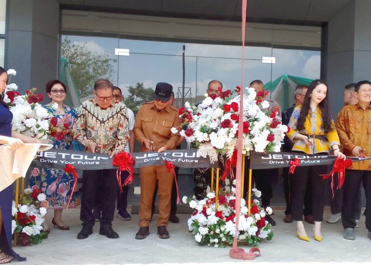 Bupati Kabupaten Kubu Raya, Sujiwo meresmikan JETOUR Pontianak didampingi Caroline Ling, Vice President PT JETOUR Sales Indonesia dan Chandra Firmanto, Komisaris PT Aneka Mobilindo Sejahtera. (mb)