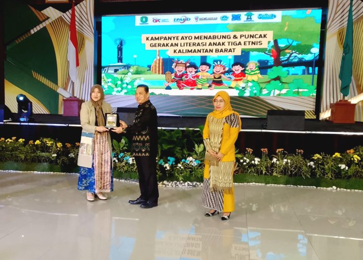 Ki-ka: Kepala Jasa Keuangan (OJK) Kalimantan Barat, Rochma Hidayati, Gubernur Kalbar Ria Norsan dan Kepala Balai Bahasa Kalbar Uniawati pada acara Kampanye Ayo Menabung dan Puncak Gerakan Literasi Anak Tiga Etnis Kalbar di Pendopo Gubernur Kalbar, Minggu. (mb)