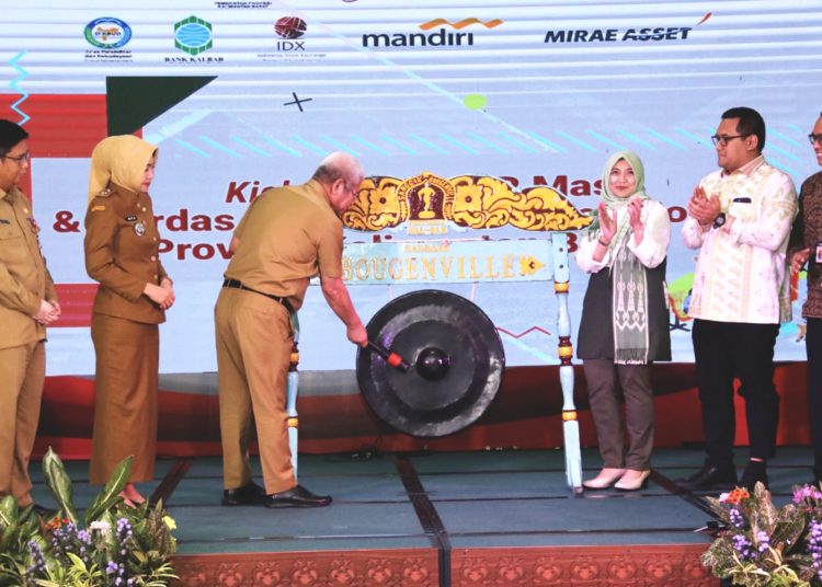Sekda Kalbar Harisson dan Ketua OJK Kalbar, Rochma Hidayati membuka kegiatan Kick off KEJAR Masif dan Cerdas Berinvestasi Pasar Modal Provinsi Kalimantan Barat di Pontianak, Selasa. (mb)
