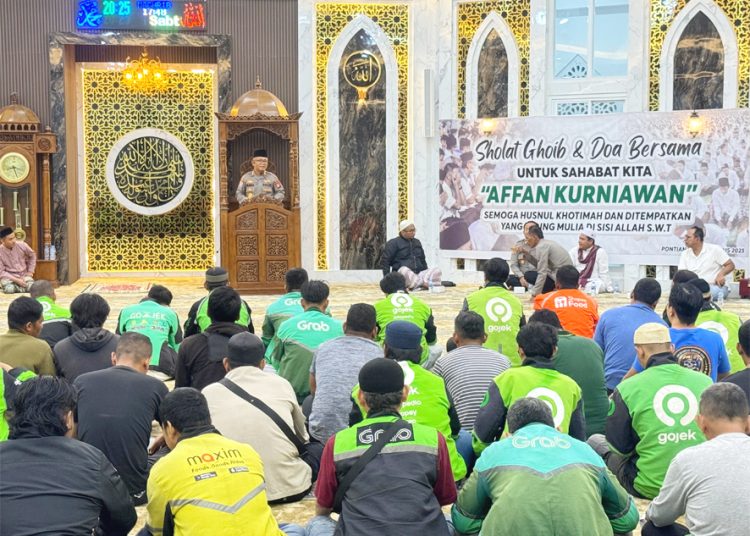 Sholat Ghoib bersama untuk almarhum Affan Kurniawan di Pontianak, Sabtu.(ist)