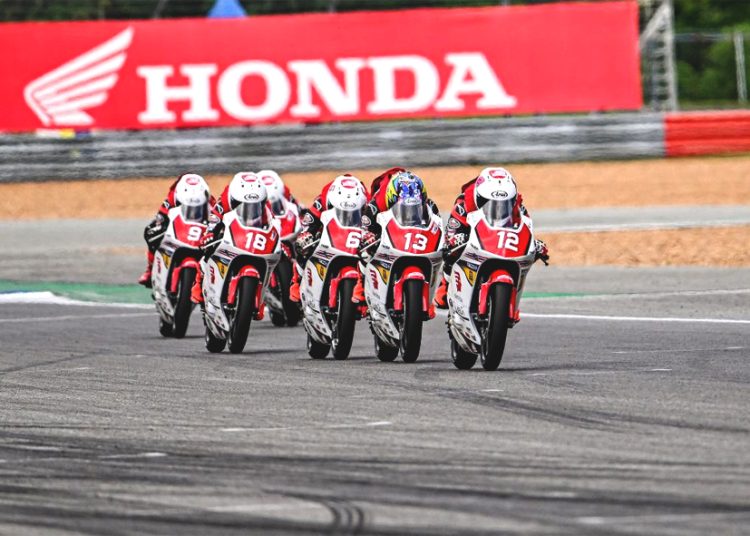 Bintang Pranata Sukma (No 13) melesat untuk kembali meraih podium pada ajang Thailand Talent Cup Seri Ke-3 di Chang International Circuit, Buriram, Thailand, Sabtu-Minggu (23-24 Agustus 2025). Siswa Astra Honda Racing School lainnya, Abimanyu Bintang Fermadi (No 26) juga meraih hasil impresif dan merebut poin dalam debutnya.(ist)