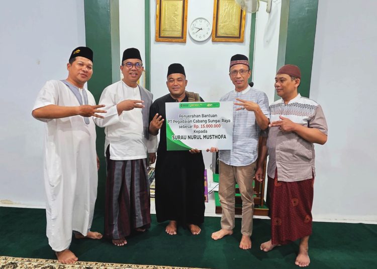 Penyerahan Bantuan Bina Lingkungan dari PT Pegadaian Cabang Sungai Raya, Kabupaten Kubu Raya, Kalimantan Barat kepada pengurus Surau Nurul Musthofa. (ist)