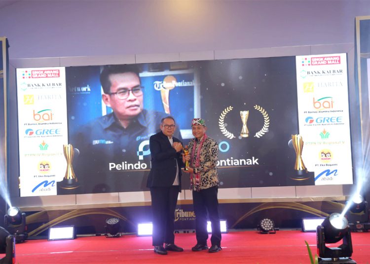 Pelindo Regional 2 Pontianak meraih penghargaan sebagai BUMN Terbaik dalam Menginisiasi Program Carbon Village 2025 di ajang Tribun Award, Jumat. (ist)