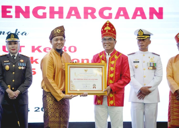 Direktur Utama Topindo Niaga Nusantara, Yasdi Ismandar menerima penghargaan atas kontribusi perusahaan dalam menekan inflasi melalui gerakan pangan murah. Penghargaan diberikan bertepatan pada perayaan HUT Kemerdekaan RI ke 80 di Kantor Gubernur Kalbar, Minggu. (ist)