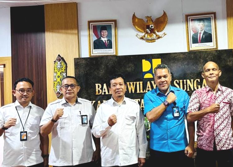 Kepala Balai Wilayah Sungai Kalimantan 1 Muhammad Tauhid beserta jajaran saat menerima Direktur Perumdam Tirta Raya Kabupaten Kubu Raya, Harmawan. (ist)
