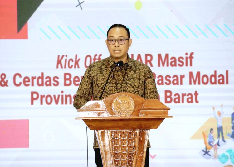 Kepala Direktorat Inklusi Keuangan OJK, Ronny Ukurta Barus pada acara Kick off KEJAR Masif dan Cerdas Berinvestasi Pasar Modal Provinsi Kalimantan Barat di Pontianak, Selasa. (mb)