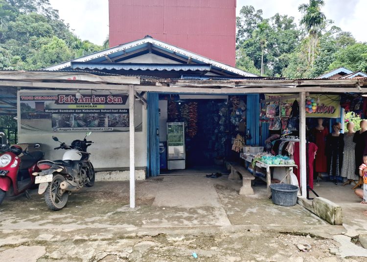 Toko Sembako Amiau milik Lusia Yera di Tumbang Titi Kabupaten Ketapang kini semakin berkembang setelah bermitra dengan Bank Kalbar. (dok)