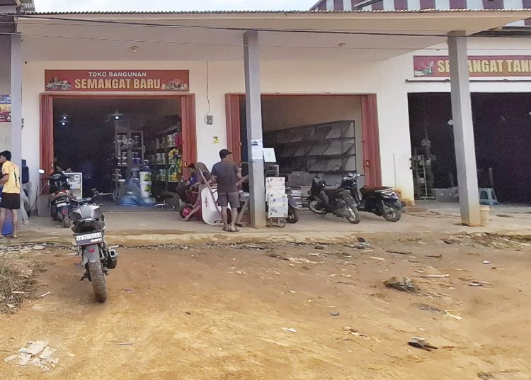Toko Bangunan Semangat Baru di Tumbang Titi, Kayong Utara Kalimantan Barat berkembang setelah menjadi mitra Bank Kalbar. (dok)
