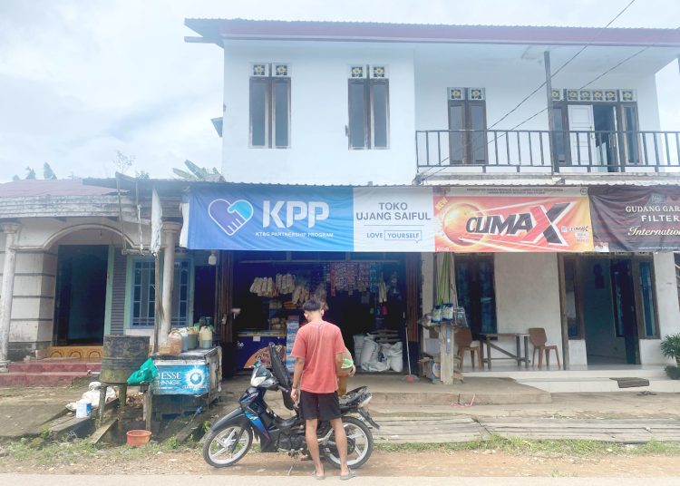 Toko Sembako Ujang Saiful di Desa Tumbang Titi, Kecamatan Tumbang Titi, Kabupaten Ketapang, Kalimantan Barat, yang menjadi mitra Bank Kalbar dan berhasil mengembangkan usahanya. (dok)