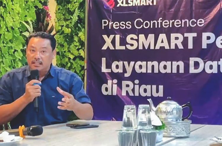 Head of Sales XLSMART West Central 1, Oloan Monang Sinambela saat press conference bersama media di Kota Pekanbaru, Selasa. (ist)