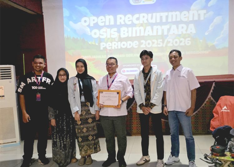 Head of Corporate Communication & CSR XLSMART, Dani Miftahul Akhyar (ketiga dari kanan) bersama dengan Kepala Sekolah SMK Taruna Terpadu, Dini Nurdiniah (kedua dari kiri) dalam kegiatan Program Teman Pintar Goes to School guna mendorong literasi digital dan pengembangan talenta muda.(ist)