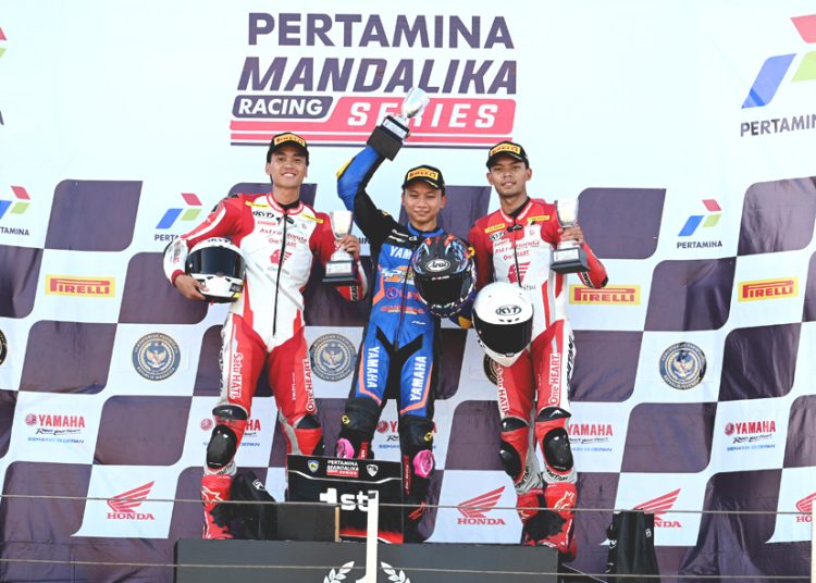 Melesat dengan CBR600RR, pebalap Astra Honda dominasi podium 600cc di Mandalika. M. Adenanta Putra dan Herjun Atna Firdaus mendominasi podium kelas National Supersport 600cc (NSS600). (ist)