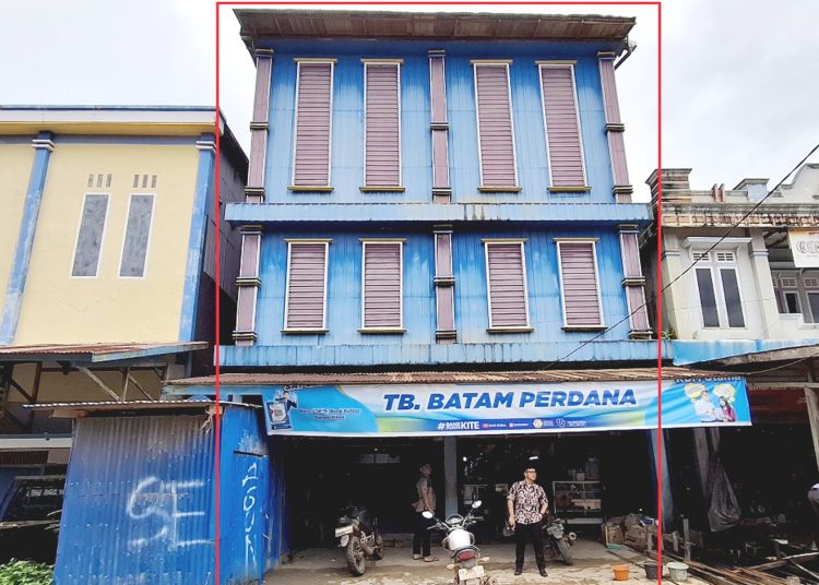 Toko Bangunan (TB) Batam Perdana, usaha warisan turun temurun tetap bertahan dengan memanfaatkan KUR Bank Kalbar.(ist)